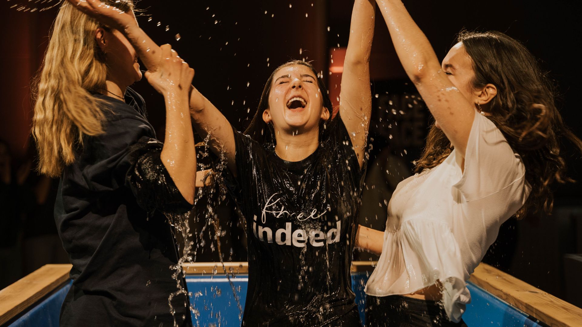 Person, die die getauft wurde und die Arme hochstreckt